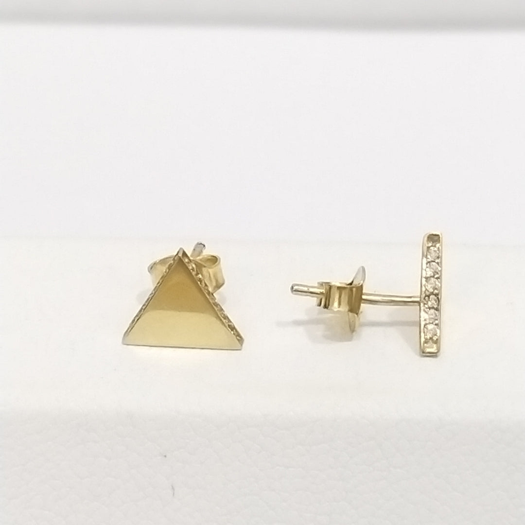 10387BRO00000B1548 FRD11 BROQUEL EN FORMA DE TRIANGULO CON CIRCONIA A LOS COSTADOS ORO 14K 1.4GRS (NUEVO)