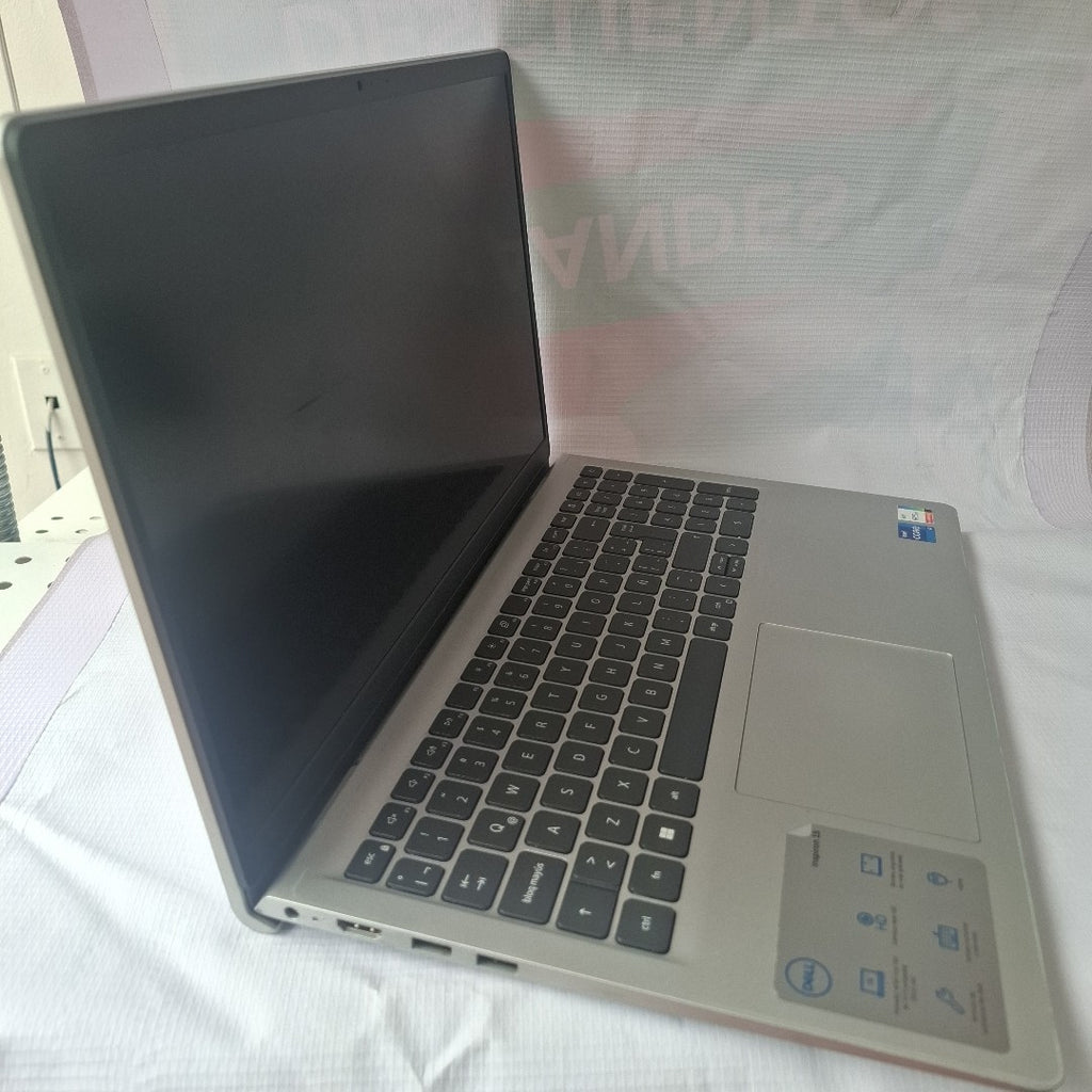 LAPTOP DELL INSPIRON 15 3520 (2023) 512 GB SSD 16 GB RAM (SEMINUEVO)
