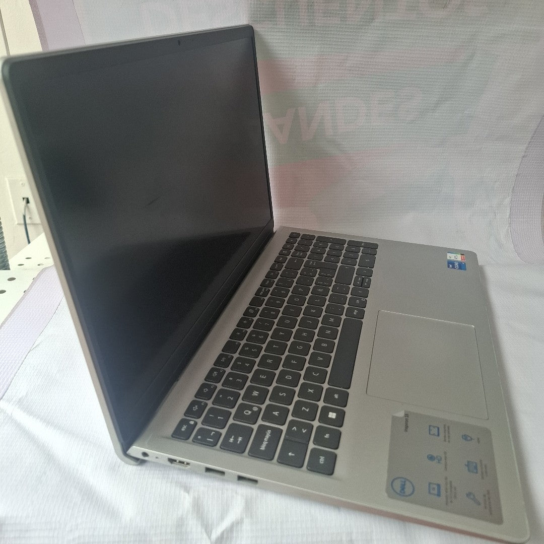 LAPTOP DELL INSPIRON 15 3520 (2023) 512 GB SSD 16 GB RAM (SEMINUEVO)