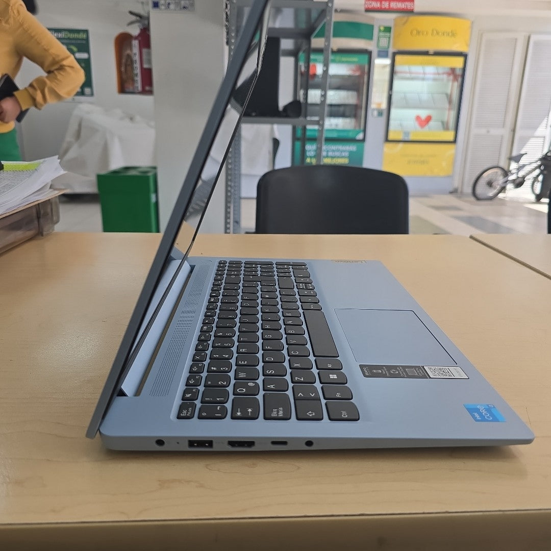 LAPTOP LENOVO IDEAPAD SLIM 3 15IRU8 (2023) 256 GB SSD 8 GB RAM (SEMINUEVO)
