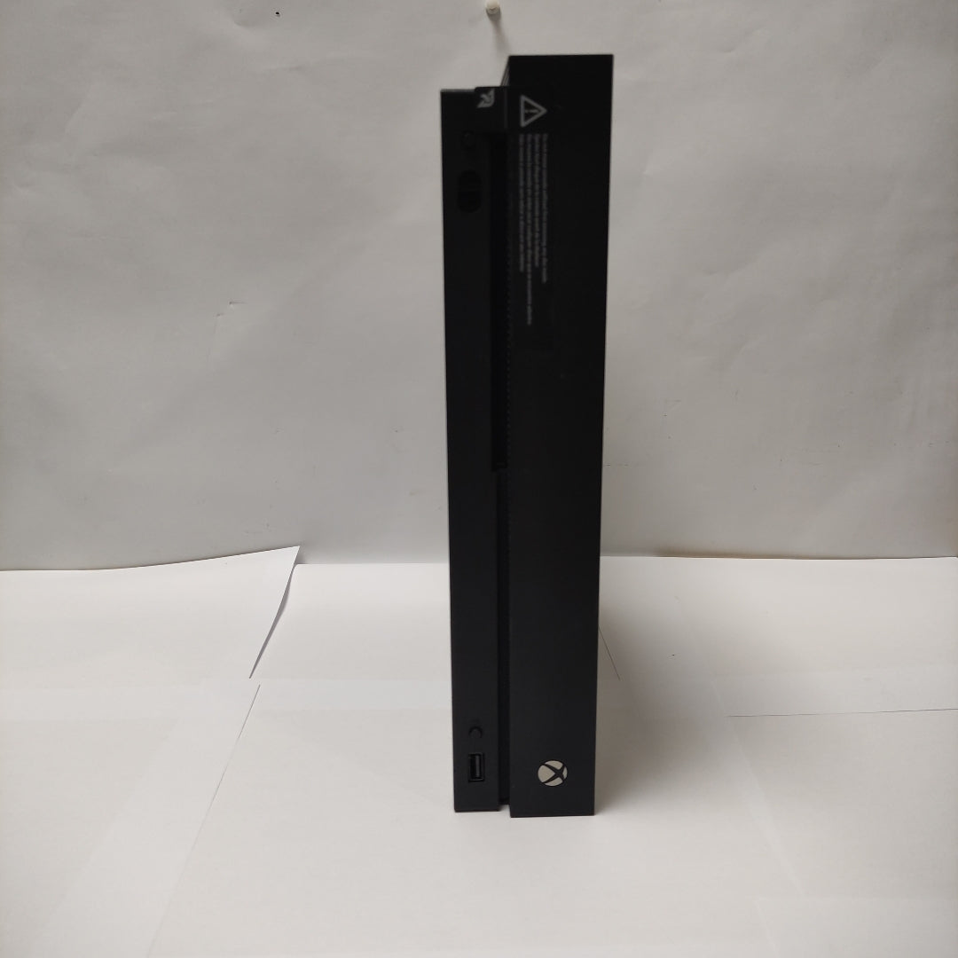 CONSOLA DE VIDEOJUEGO MICROSOFT XBOX ONE X 1 TB (SEMINUEVO)