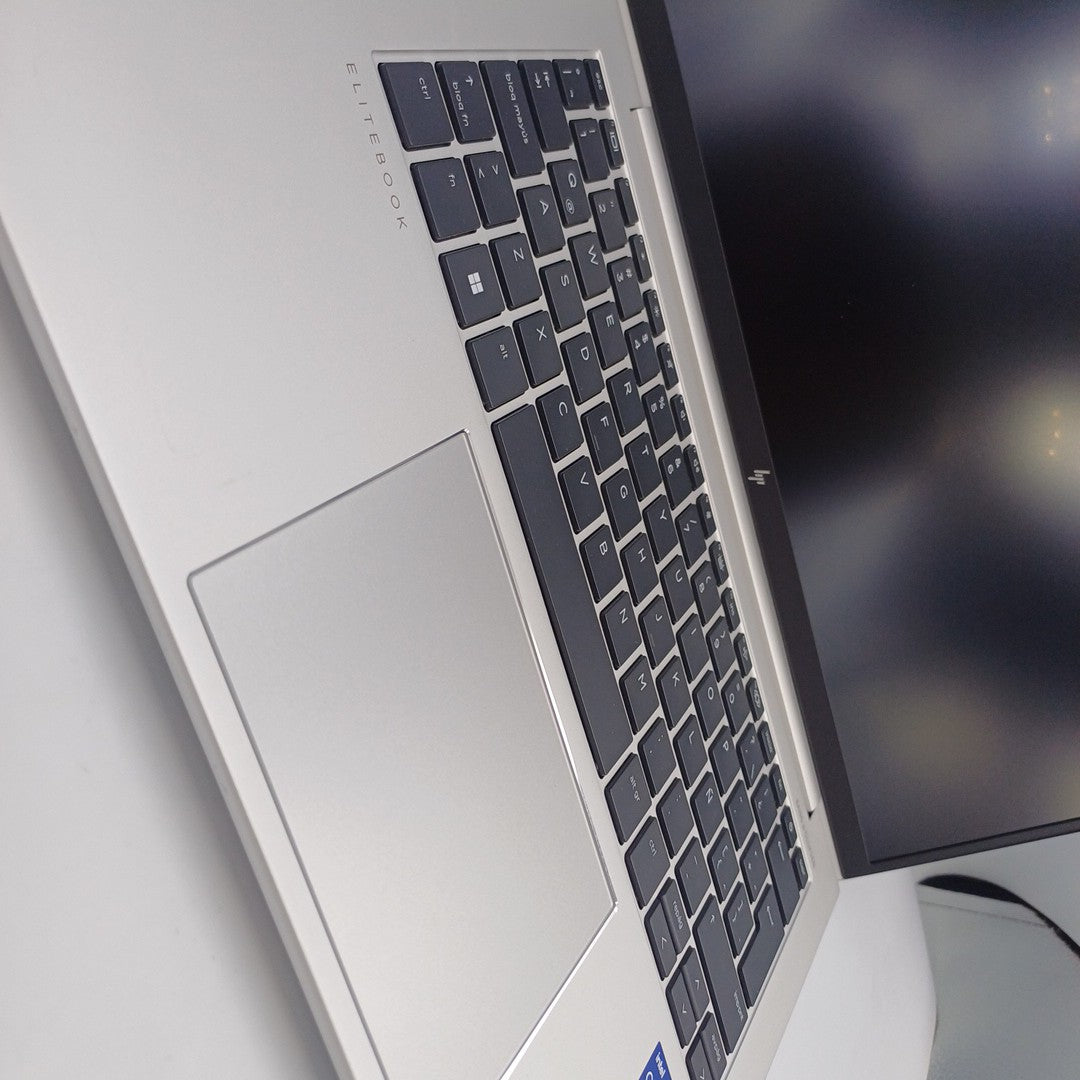 LAPTOP HP ELITEBOOK 840 G10 (2024) 256 GB SSD 16 GB RAM (SEMINUEVO)