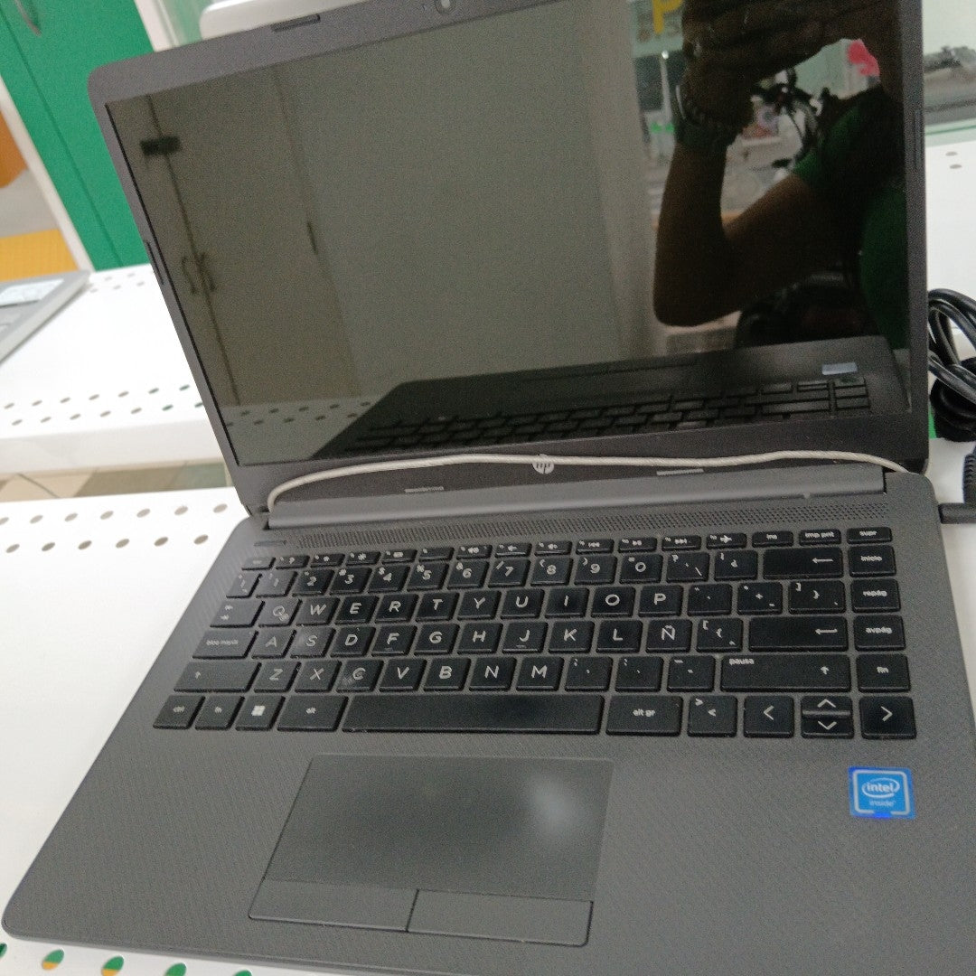LAPTOP HP 14-CF2542LA (2022) 256 GB SSD 8 GB RAM (SEMINUEVO)