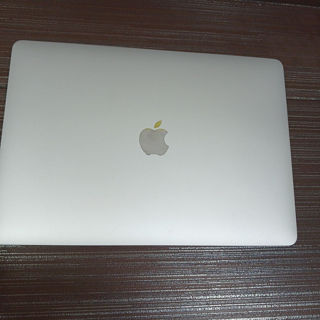 LAPTOP APPLE MACBOOK PRO 13" 2022 3.49 A2338 512 GB SSD 8 GB RAM (SEMINUEVO)