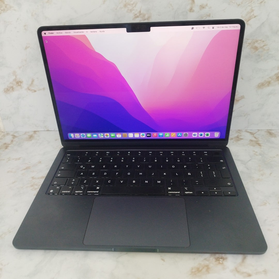 LAPTOP APPLE MACBOOK AIR 13&quot; 2022 3.49 A2681 (8 CPU/8 GPU) 256 GB SSD 8 GB RAM (SEMINUEVO)