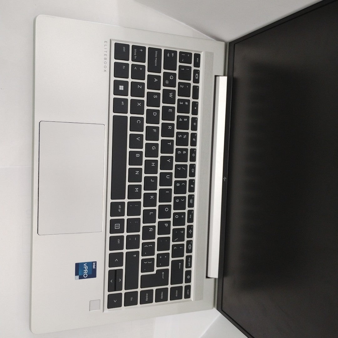 LAPTOP HP ELITEBOOK 640 G10 (2024) 256 GB SSD 16 GB RAM (SEMINUEVO)