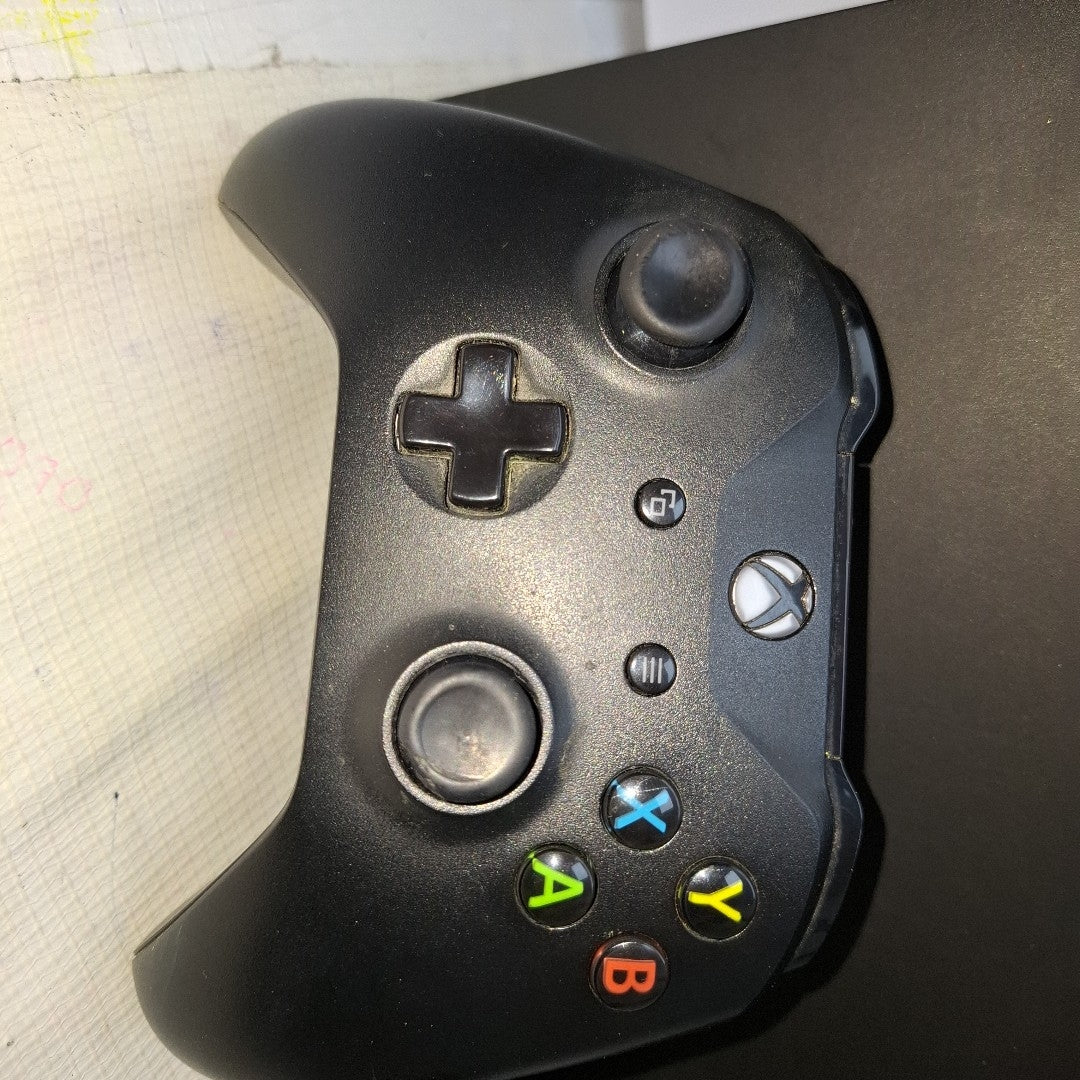 CONSOLA DE VIDEOJUEGO MICROSOFT XBOX ONE X 1 TB (SEMINUEVO)