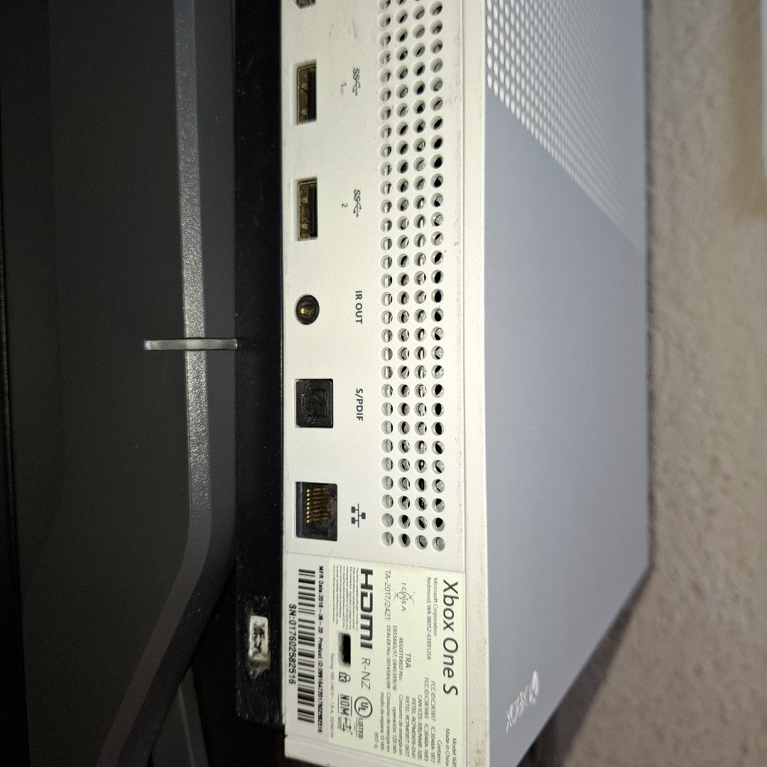 CONSOLA DE VIDEOJUEGO MICROSOFT XBOX ONE S 1 TB (SEMINUEVO)