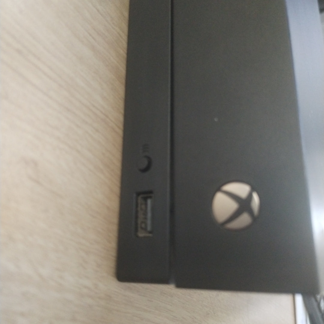 CONSOLA DE VIDEOJUEGO MICROSOFT XBOX ONE X 1 TB (SEMINUEVO)