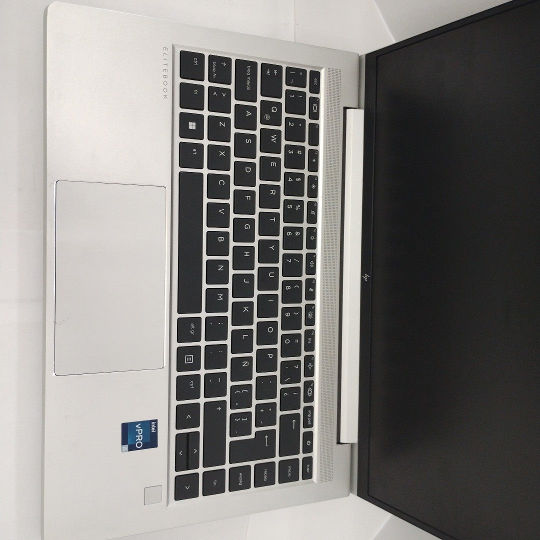 LAPTOP HP ELITEBOOK 640 G10 (2024) 256 GB SSD 16 GB RAM (SEMINUEVO)
