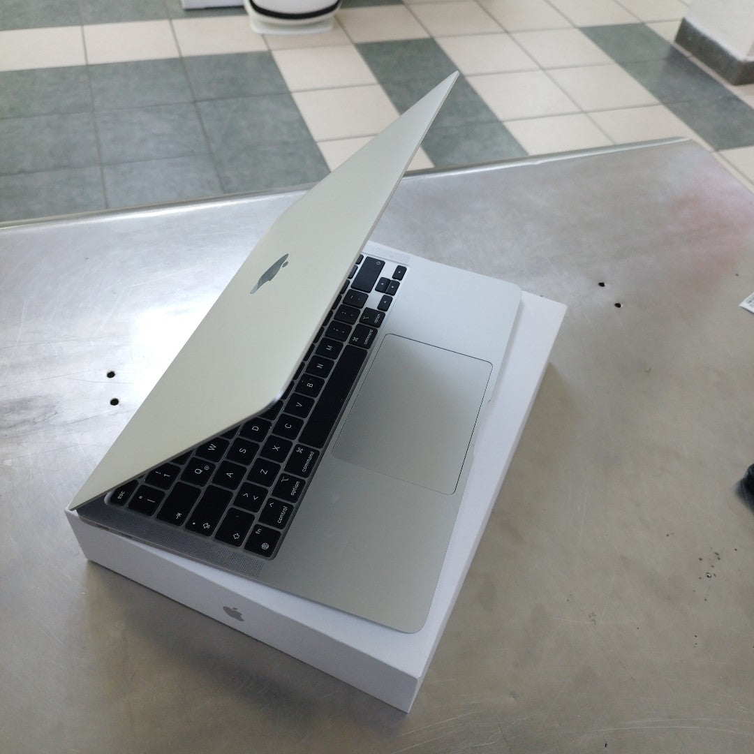 LAPTOP APPLE MACBOOK AIR 13" 2020 3.2 A2337 256 GB SSD 8 GB RAM (SEMINUEVO)