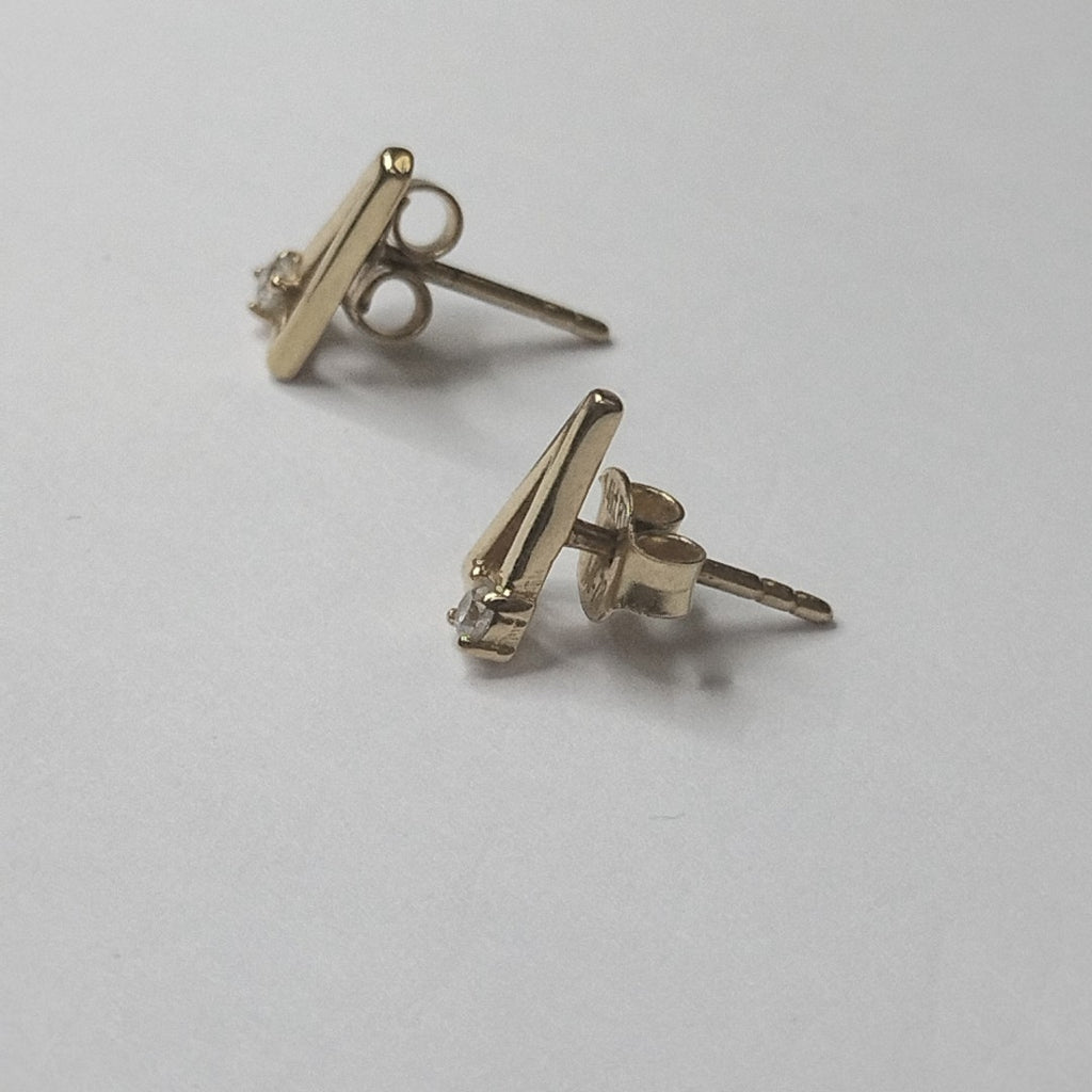 10408BRO00000B1527 FRD11 BROQUEL DE TRIANGULO CON CIRCONIA EN ESQUINA ORO 14K 1GRS (NUEVO)