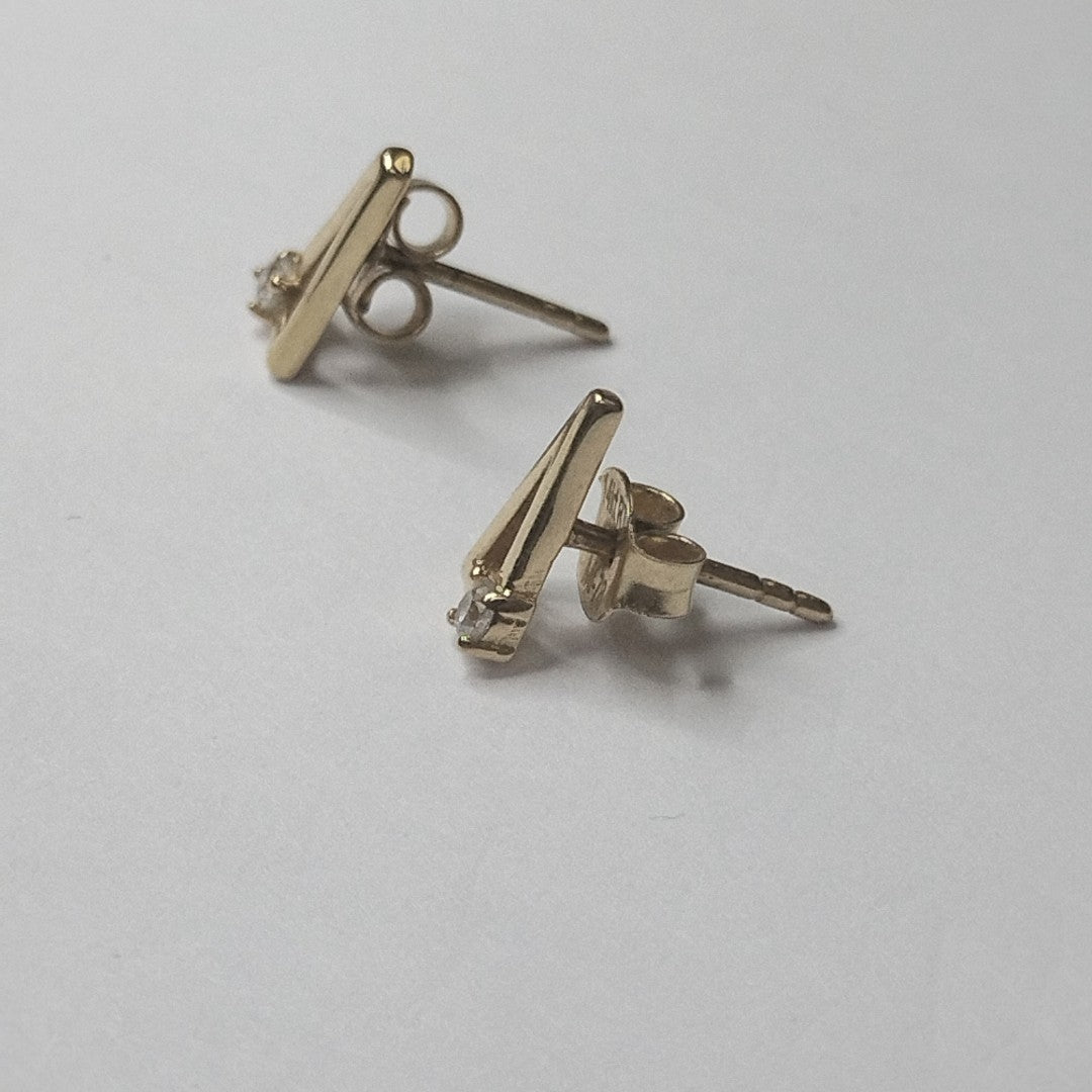 10408BRO00000B1527 FRD11 BROQUEL DE TRIANGULO CON CIRCONIA EN ESQUINA ORO 14K 1GRS (NUEVO)