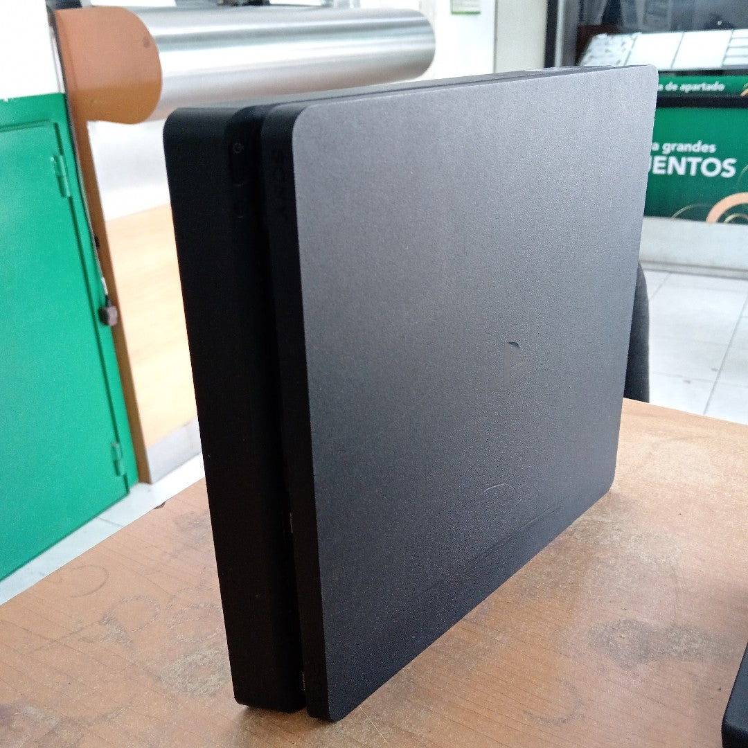 CONSOLA DE VIDEOJUEGO SONY PS4 SLIM 1 TB (SEMINUEVO)