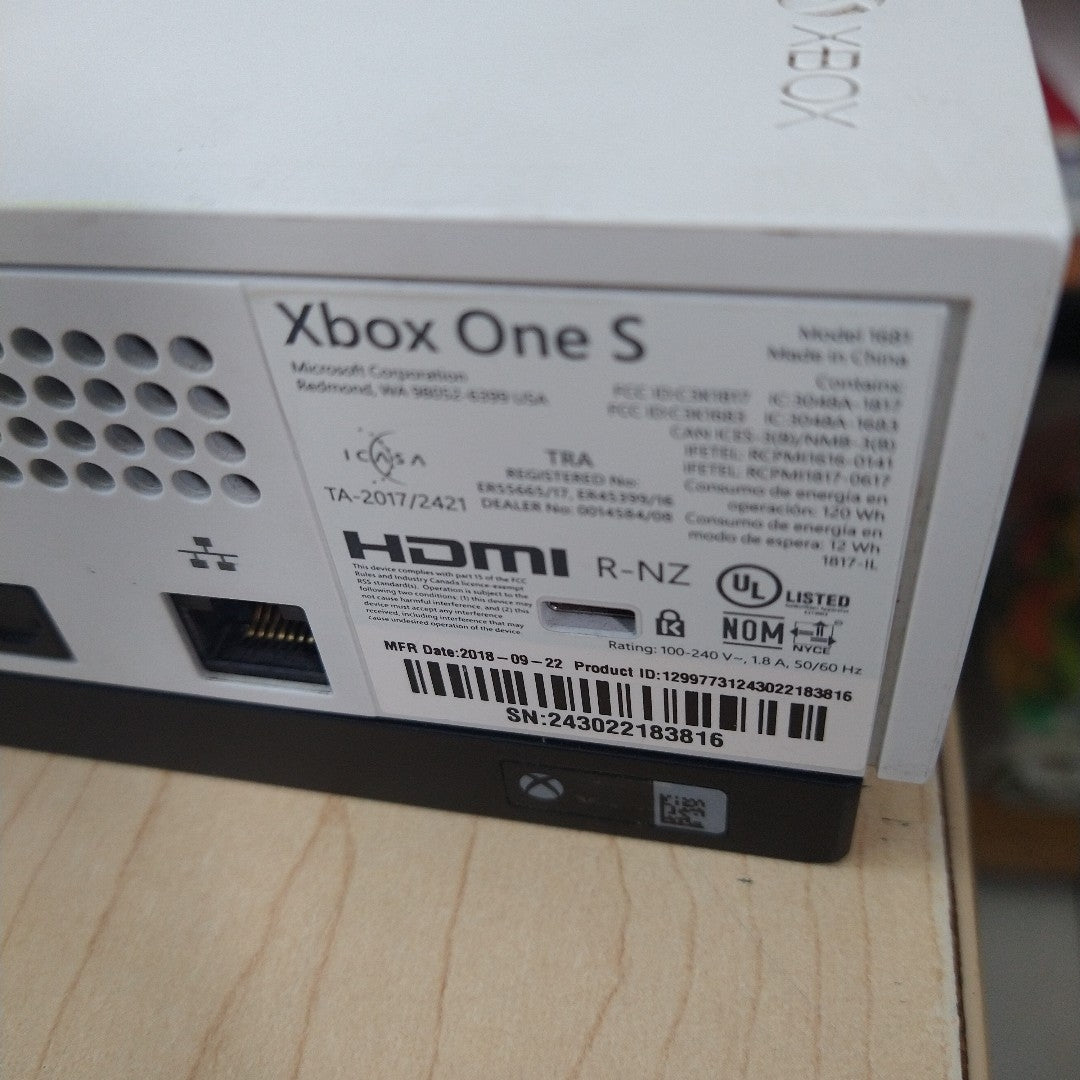 CONSOLA DE VIDEOJUEGO MICROSOFT XBOX ONE S 1 TB (SEMINUEVO)