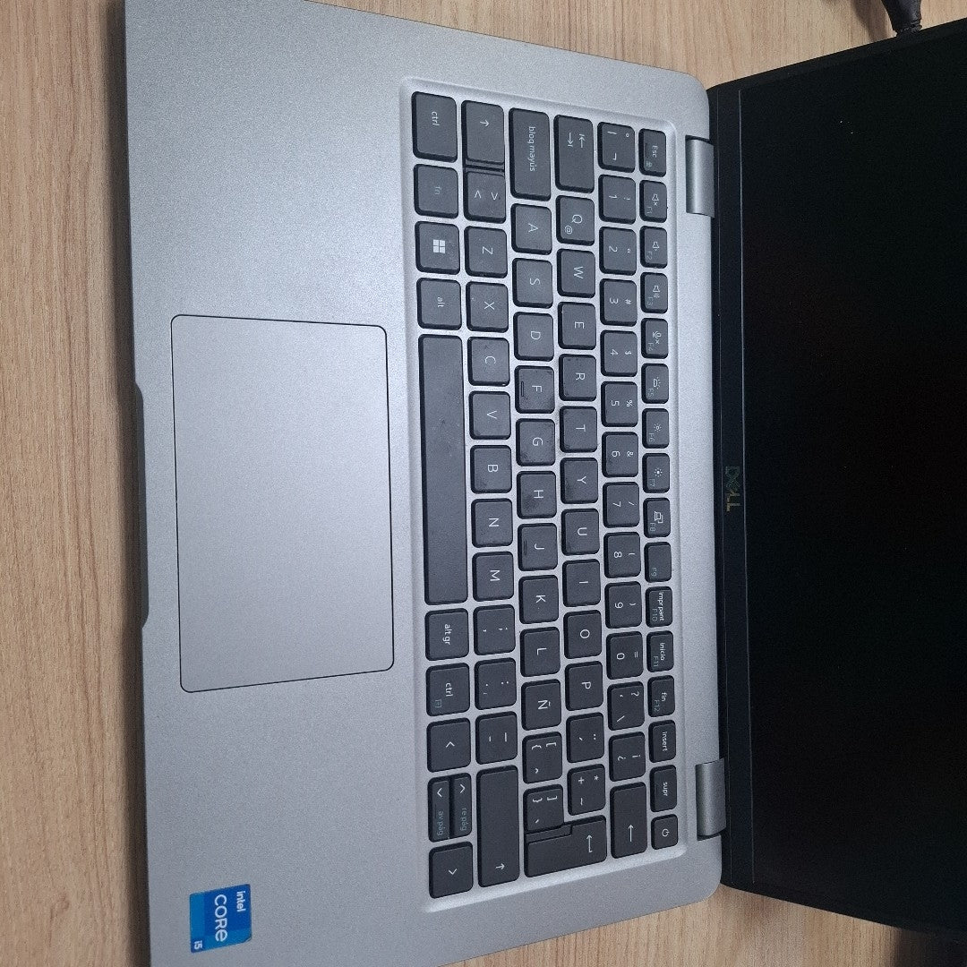 LAPTOP DELL LATITUDE 5540 (2023) 512 GB SSD 16 GB RAM (SEMINUEVO)