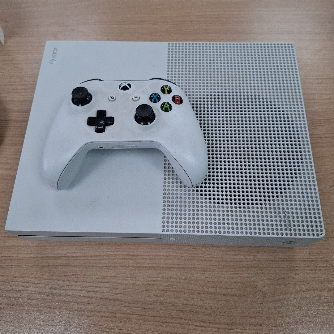 CONSOLA DE VIDEOJUEGO MICROSOFT XBOX ONE S 1 TB (SEMINUEVO)