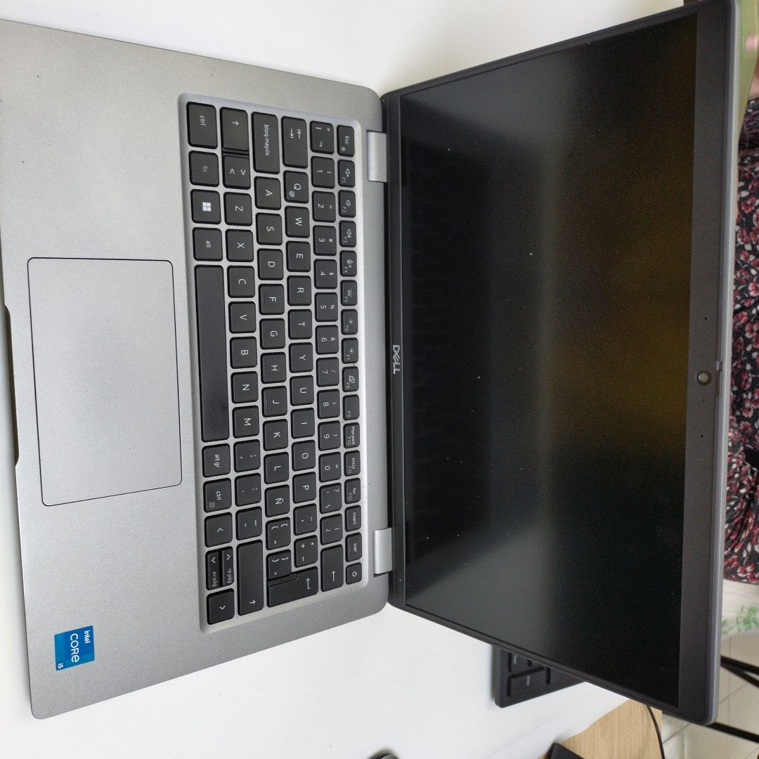 LAPTOP DELL LATITUDE 5540 (2024) 256 GB SSD 16 GB RAM (SEMINUEVO)