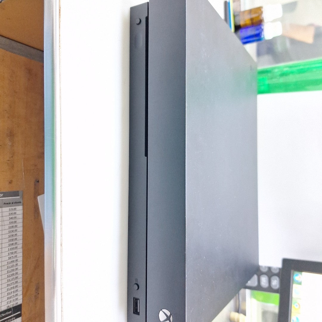 CONSOLA DE VIDEOJUEGO MICROSOFT XBOX ONE X 1 TB (SEMINUEVO)