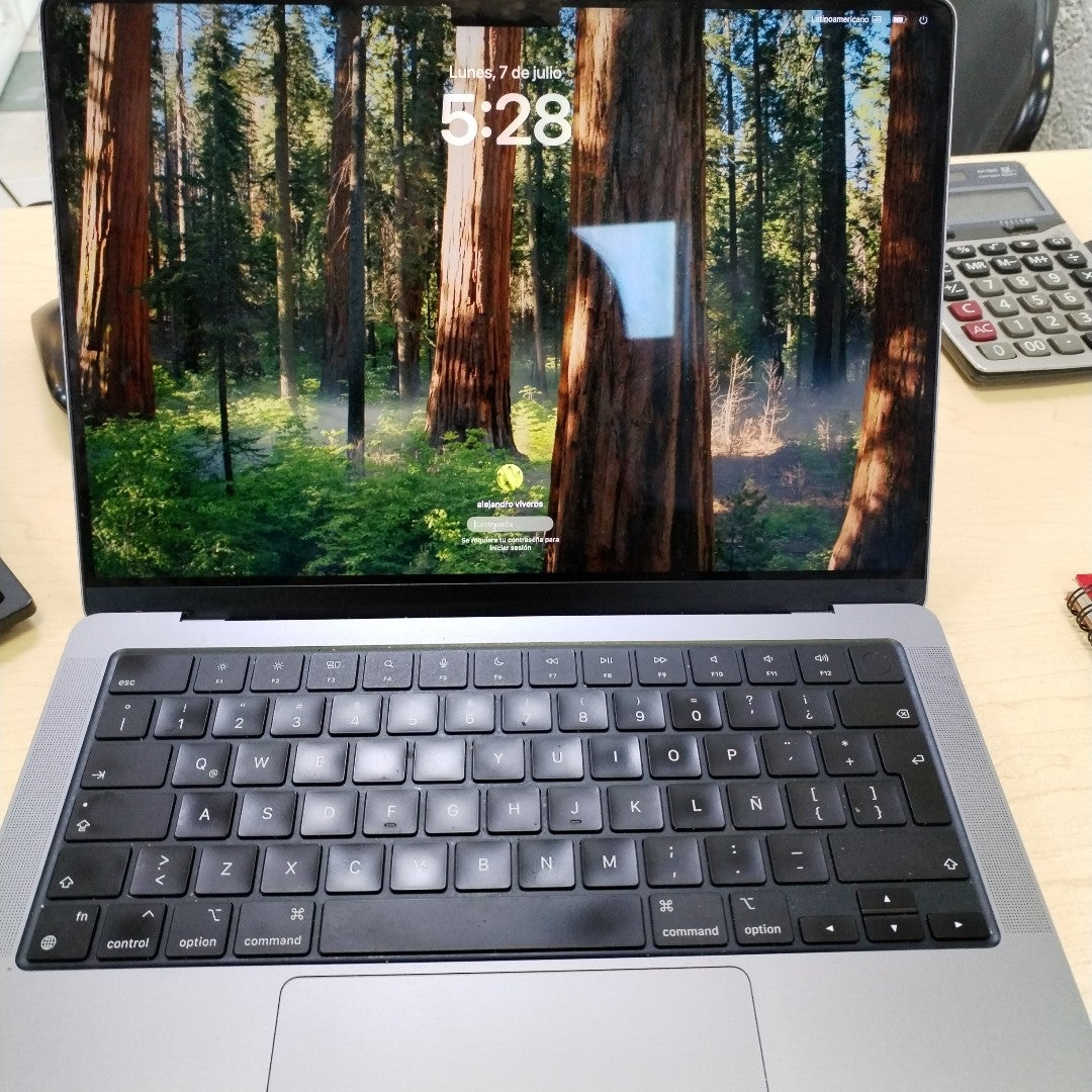 LAPTOP APPLE MACBOOK PRO 14" 2023 A2779 (CPU 10/GPU 16) 512 GB SSD 16 GB RAM (SEMINUEVO)
