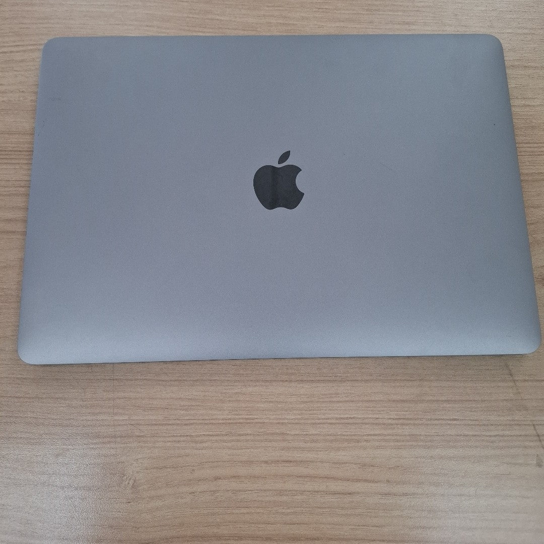 LAPTOP APPLE MACBOOK PRO 13" 2022 3.49 A2338 256 GB SSD 8 GB RAM (SEMINUEVO)