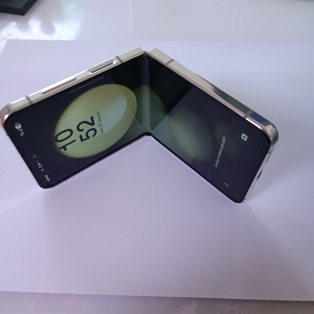 CELULAR SAMSUNG GALAXY Z FLIP 5 SM-F731B (2023) 256 GB 8 GB RAM (SEMINUEVO)