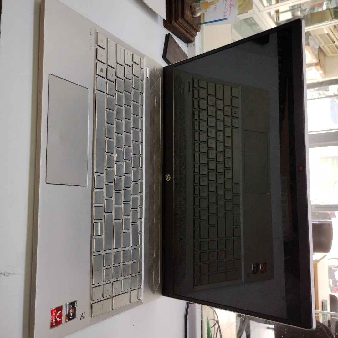 LAPTOP HP PAVILION 15-CW1012LA (2023) 1 TB + 128 GB SSD 12 GB RAM (SEMINUEVO)