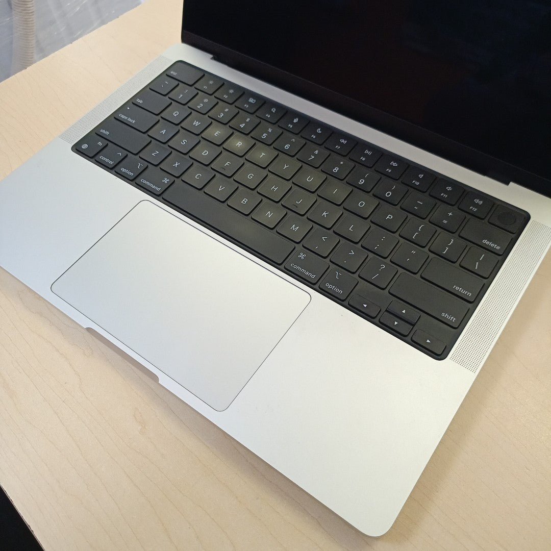 LAPTOP APPLE MACBOOK PRO 14" 2021 3.2 A2442 (8 CPU/14 GPU) 512 GB SSD 16 GB RAM (SEMINUEVO)