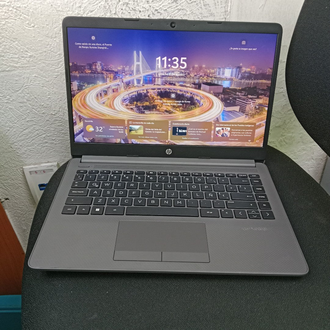 LAPTOP HP 245 G9 (2024) 512 GB SSD 8 GB RAM (SEMINUEVO)