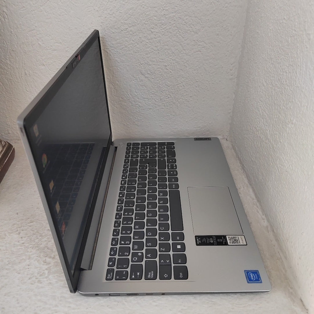 LAPTOP LENOVO IDEAPAD 1 15IGL7 (2024) 256 GB SSD 8 GB RAM (SEMINUEVO)