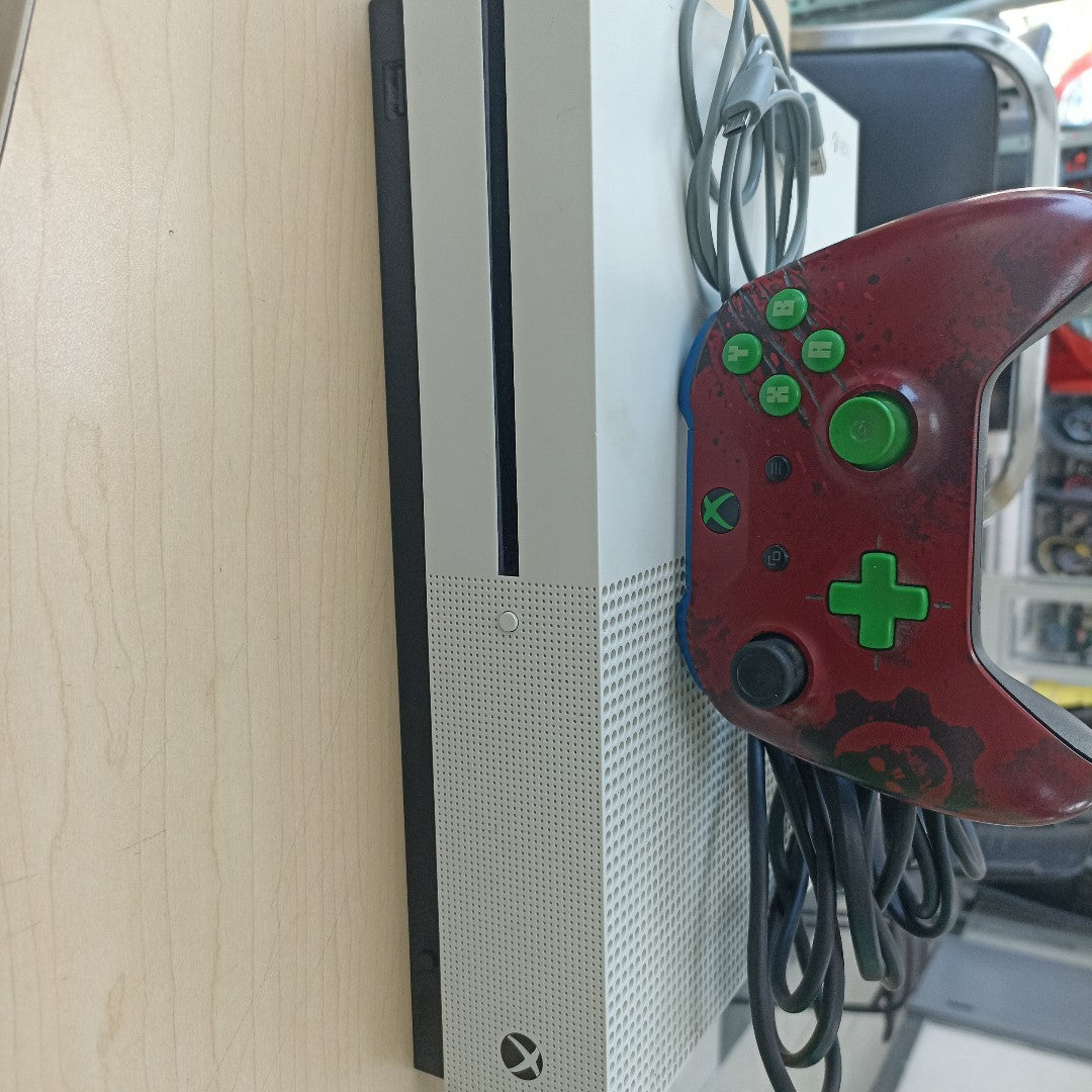 CONSOLA DE VIDEOJUEGO MICROSOFT XBOX ONE S 1 TB (SEMINUEVO)