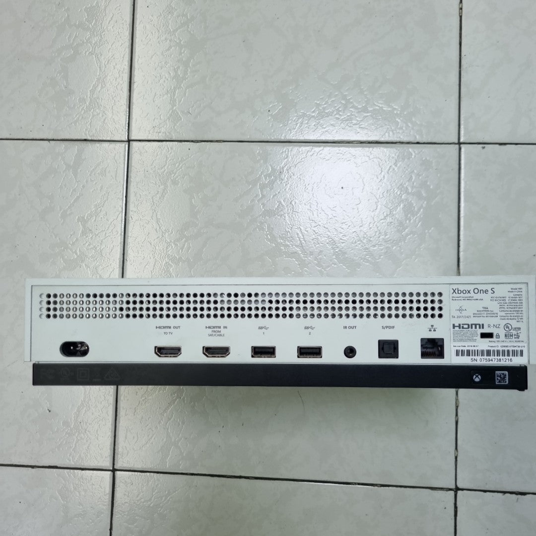 CONSOLA DE VIDEOJUEGO MICROSOFT XBOX ONE S 1 TB (SEMINUEVO)