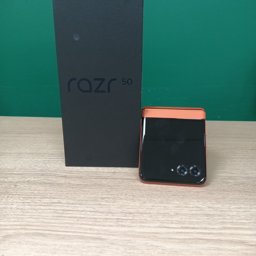 CELULAR MOTOROLA RAZR 50 5G XT2453-1 512 GB 12 GB RAM (SEMINUEVO)