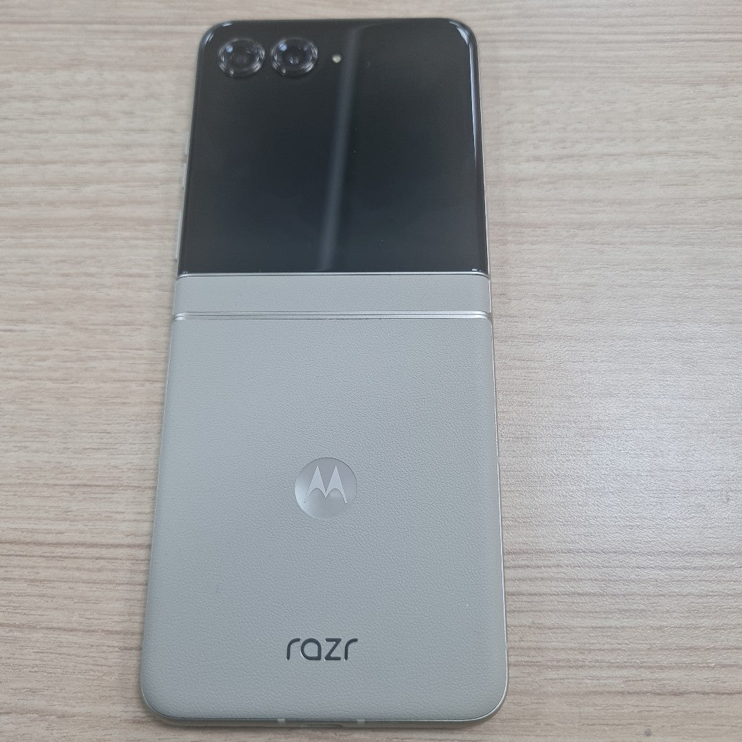 CELULAR MOTOROLA RAZR 50 5G XT2453-1 512 GB 12 GB RAM (SEMINUEVO)