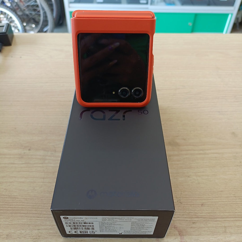 CELULAR MOTOROLA RAZR 50 5G XT2453-1 512 GB 12 GB RAM (SEMINUEVO)