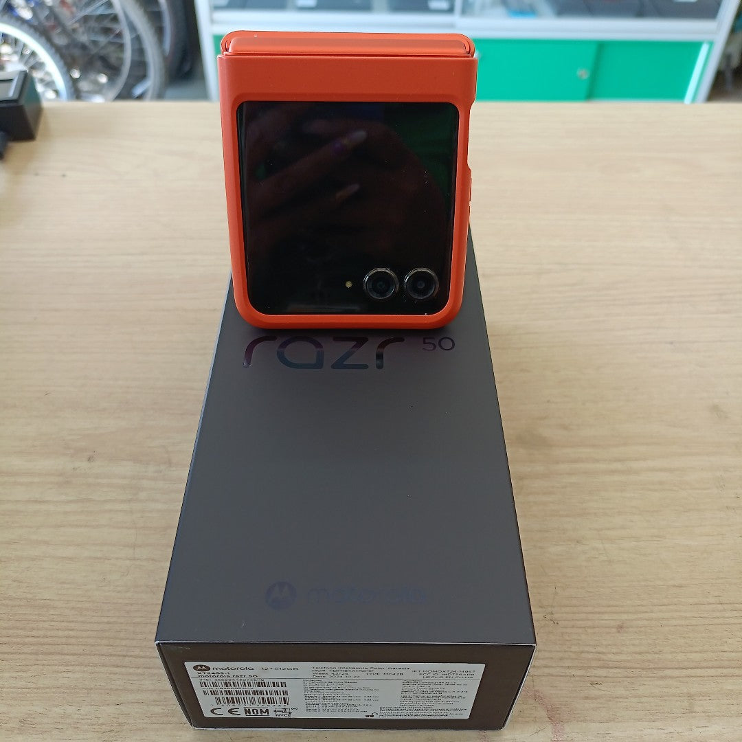 CELULAR MOTOROLA RAZR 50 5G XT2453-1 512 GB 12 GB RAM (SEMINUEVO)