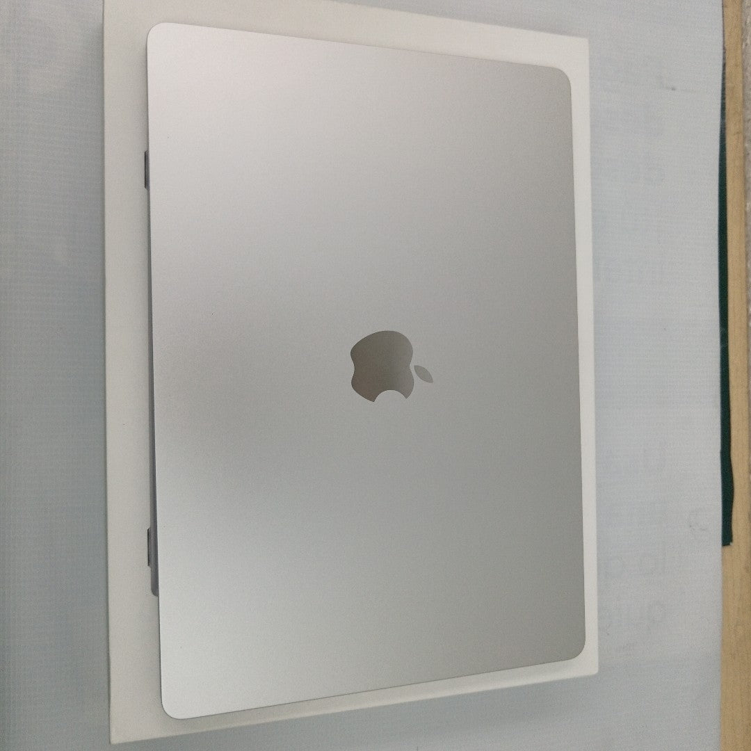 LAPTOP APPLE MACBOOK AIR 15" 2023 3.49 A2941 8 CPU/10 GPU 256 GB SSD 8 GB RAM (SEMINUEVO)