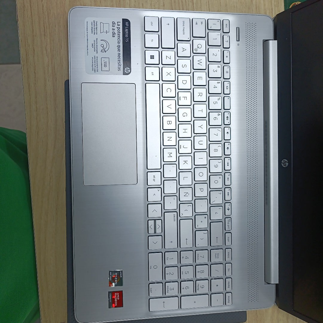 LAPTOP HP 15-EF2526LA (2024) 512 GB SSD 12 GB RAM (SEMINUEVO)