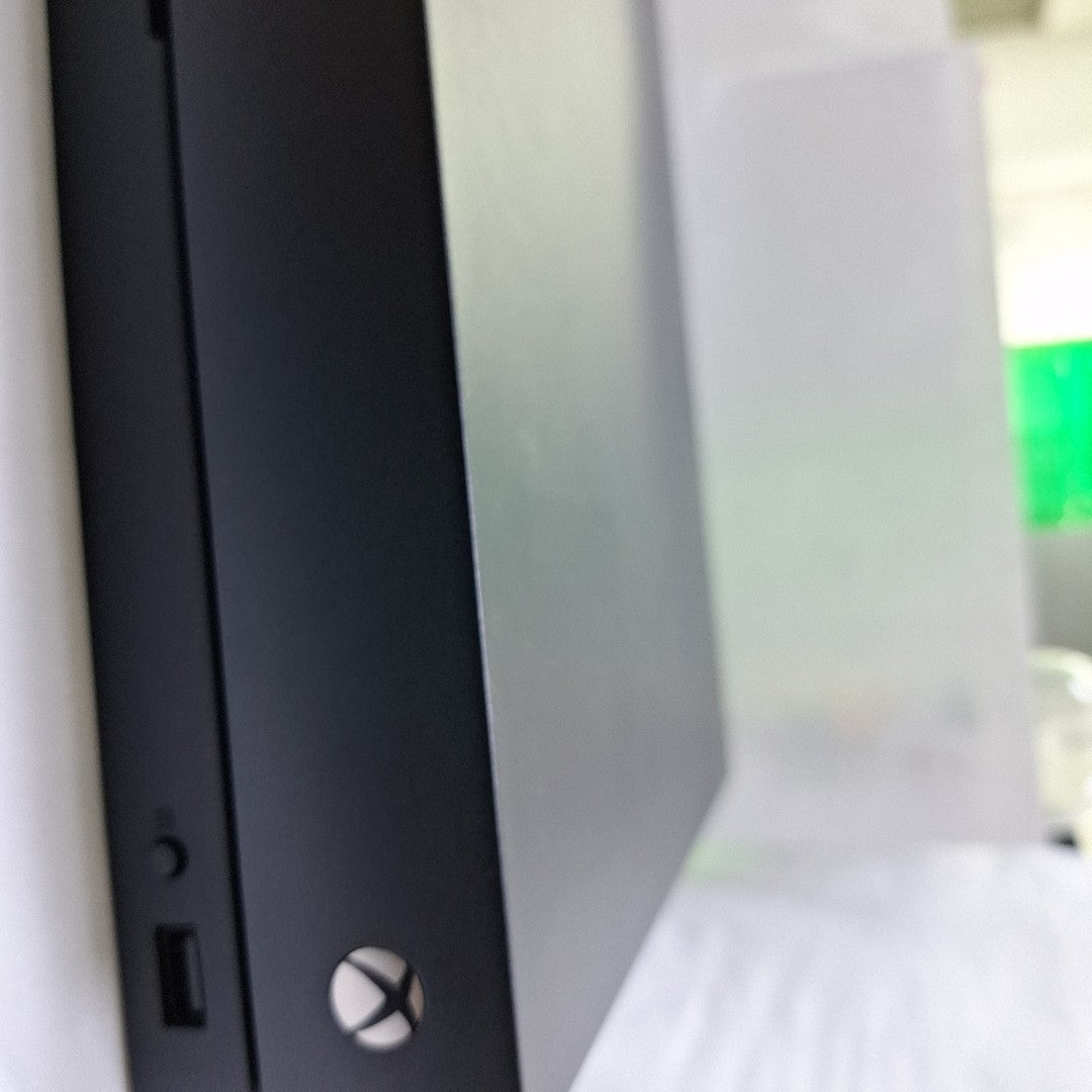 CONSOLA DE VIDEOJUEGO MICROSOFT XBOX ONE X 1 TB (SEMINUEVO)