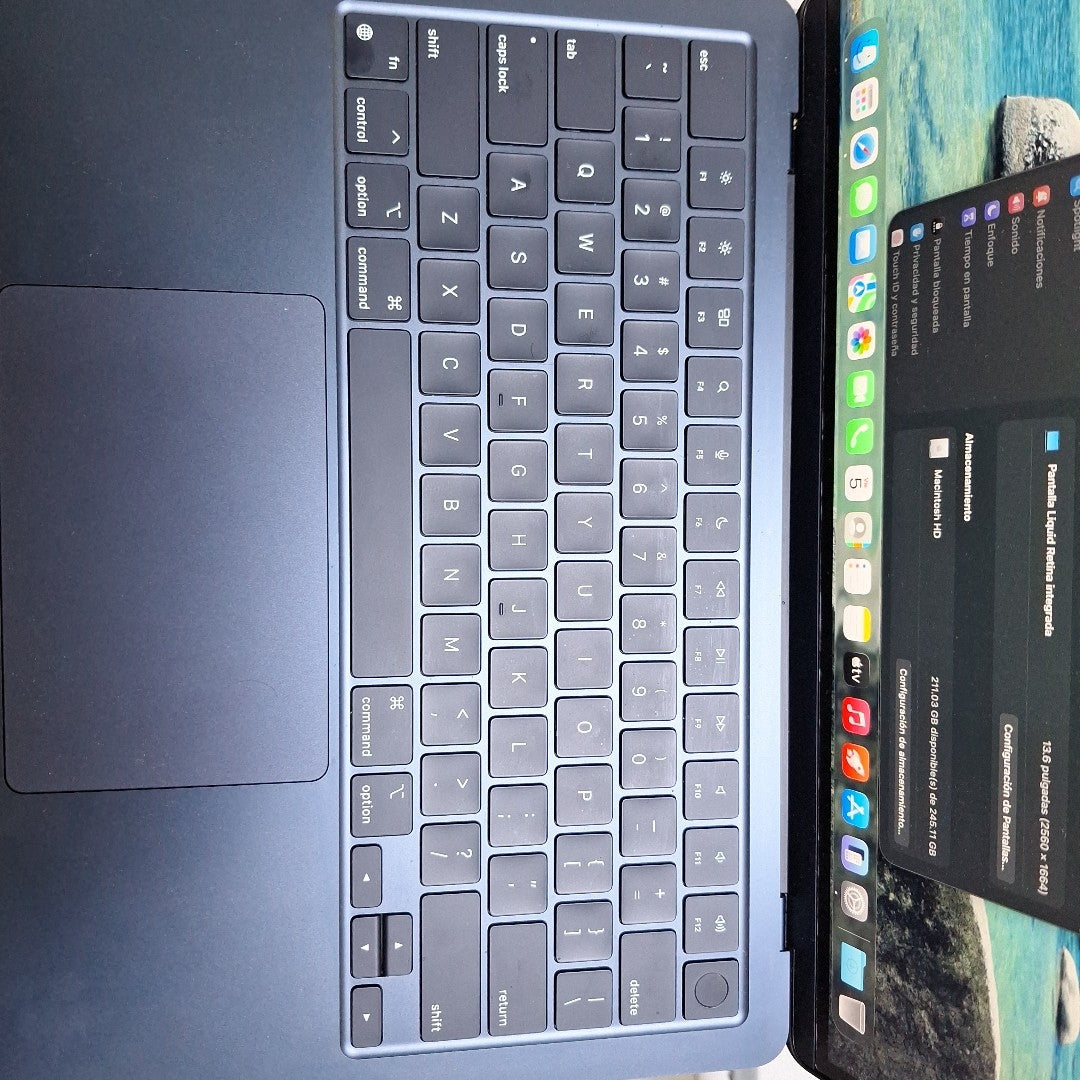 LAPTOP APPLE MACBOOK AIR 13" 2022 3.49 A2681 (8 CPU/8 GPU) 256 GB SSD 8 GB RAM (SEMINUEVO)
