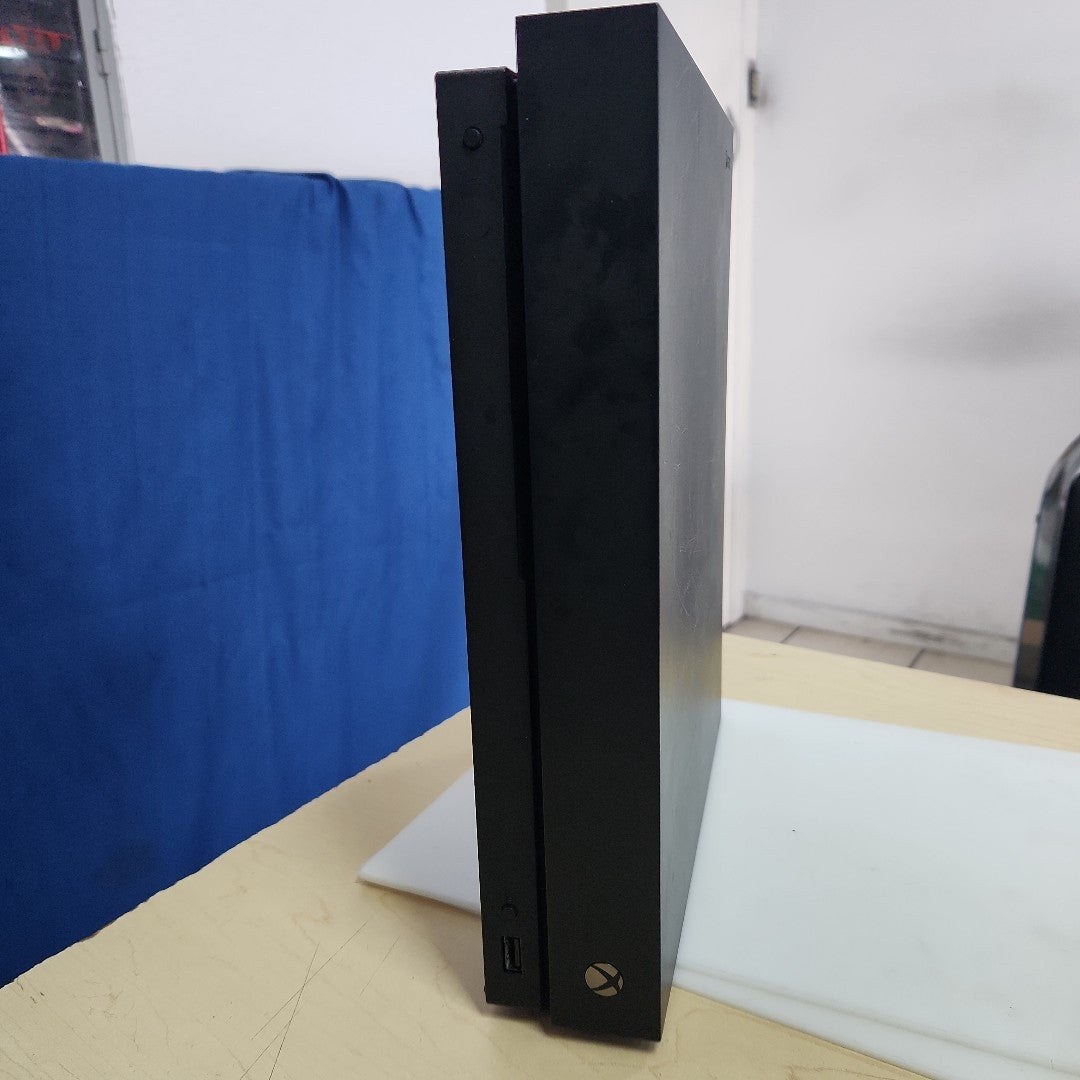 CONSOLA DE VIDEOJUEGO MICROSOFT XBOX ONE X 1 TB (SEMINUEVO)