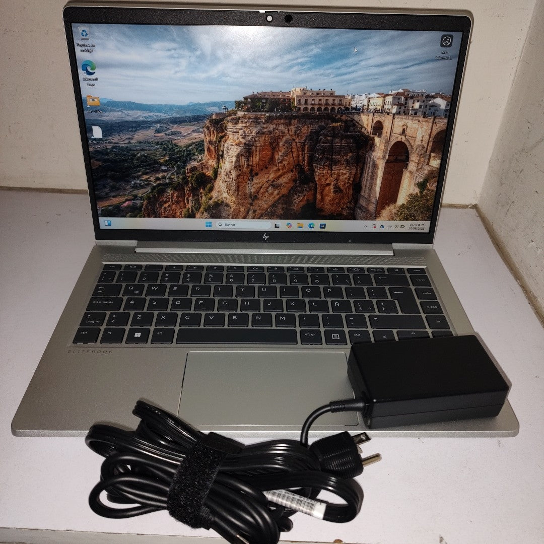 LAPTOP HP ELITEBOOK 640 G9 (2023) 256 GB SSD 16 GB RAM (SEMINUEVO)