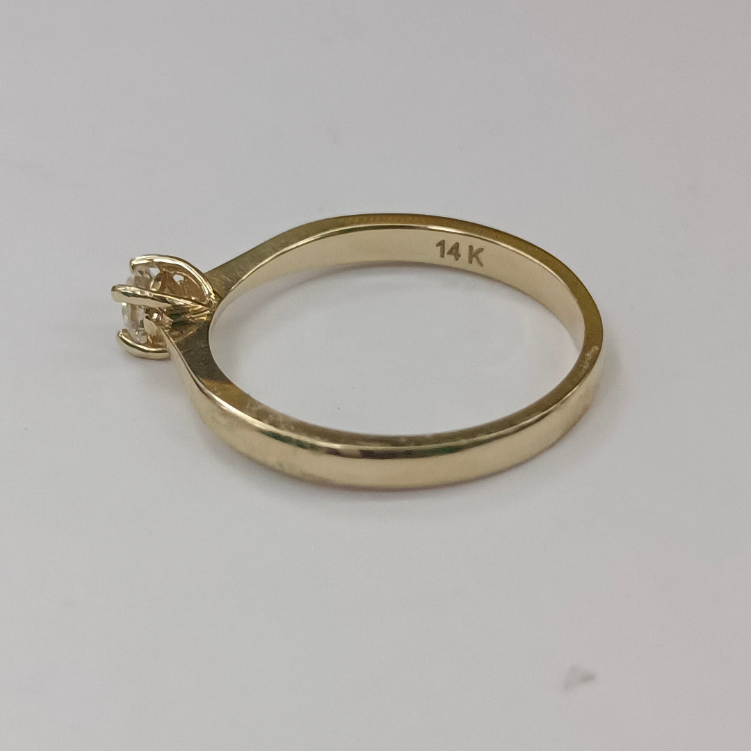 ANILLO SOLITARIO CON DIAMANTE CORTE BRILLANTE 0.20CTS JK SI1, 14K 2.2 G (NUEVO)