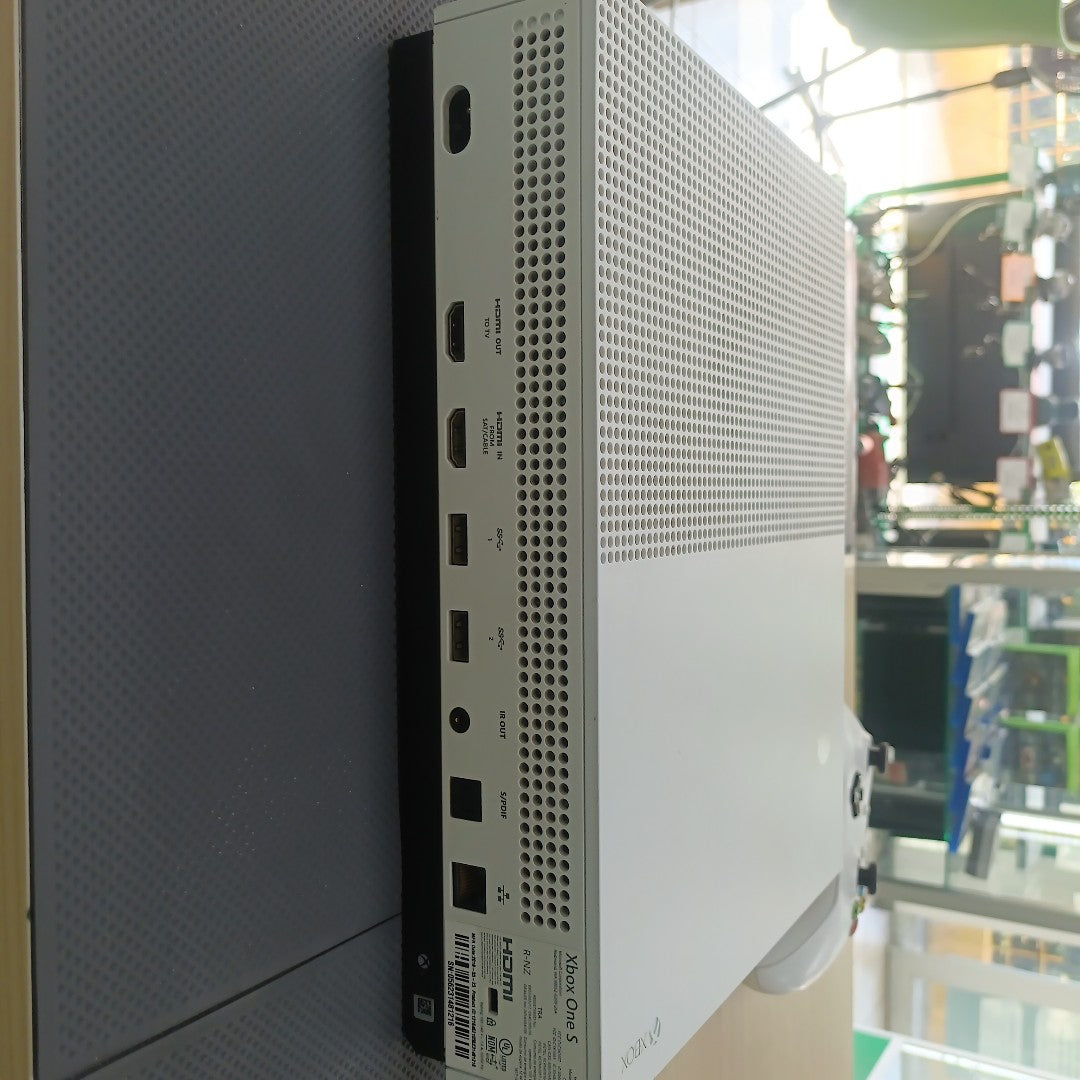 CONSOLA DE VIDEOJUEGO MICROSOFT XBOX ONE S 1 TB (SEMINUEVO)