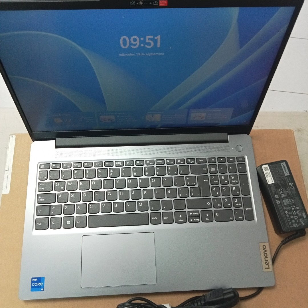 LAPTOP LENOVO IDEAPAD SLIM 3 15IRH8 (2024) 512 GB SSD 16 GB RAM (SEMINUEVO)