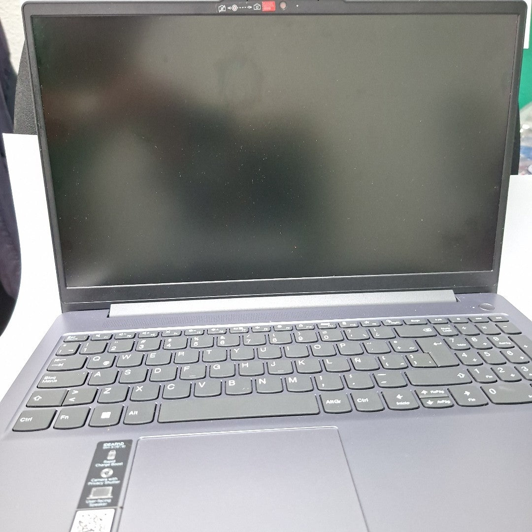LAPTOP LENOVO IDEAPAD SLIM 3 15IAH8 (2024) 512 GB SSD 8 GB RAM (SEMINUEVO)