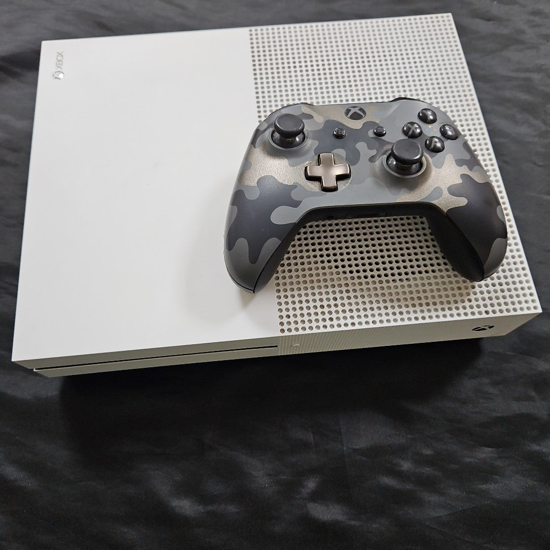 CONSOLA DE VIDEOJUEGO MICROSOFT XBOX ONE S 1 TB (SEMINUEVO)