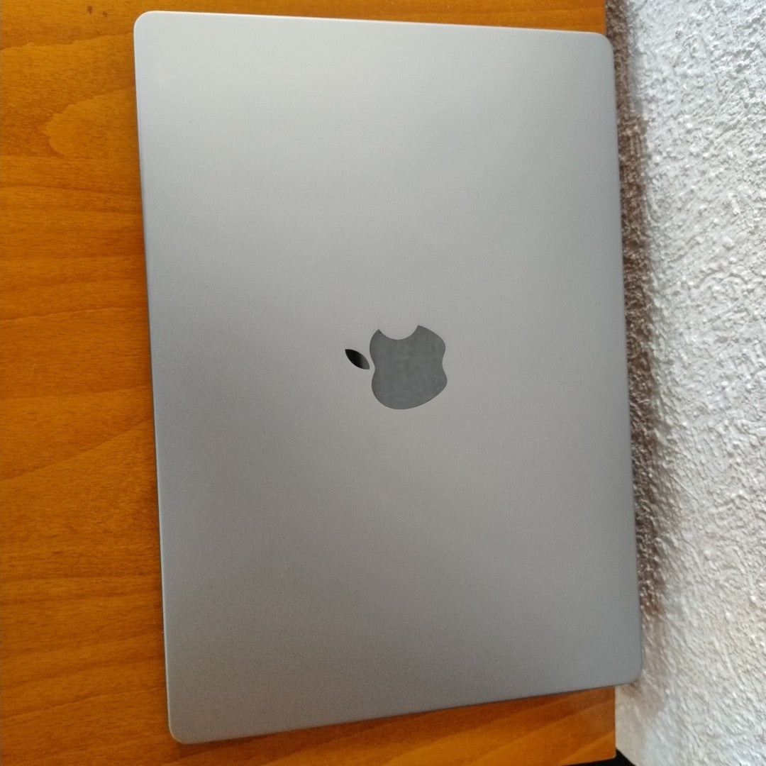 LAPTOP APPLE MACBOOK PRO 14" 2021 3.2 A2442 (8 CPU/14 GPU) 512 GB SSD 16 GB RAM (SEMINUEVO)