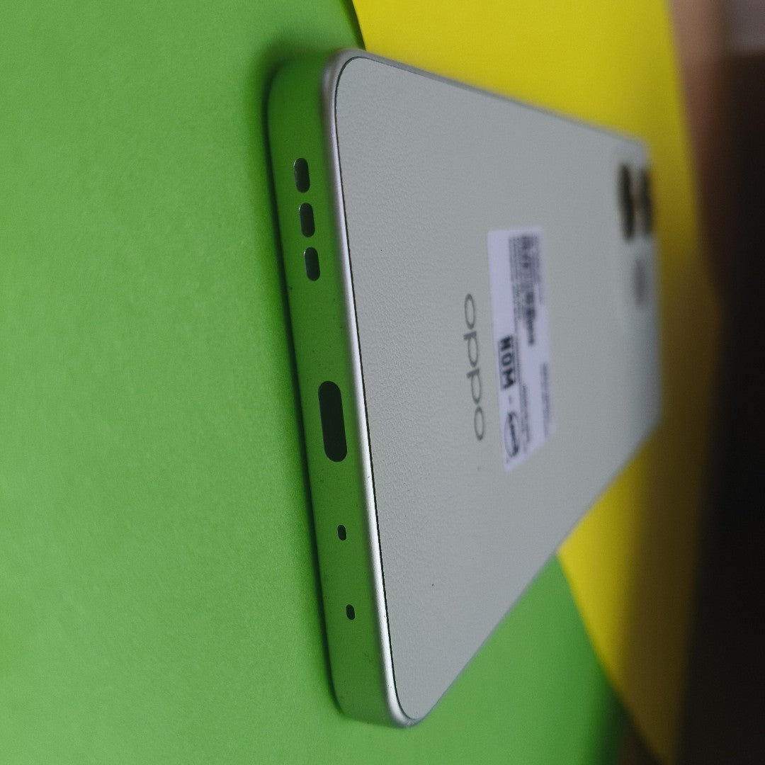CELULAR OPPO  A5 PRO CPH2711 (2025) 256 GB 8 GB RAM (SEMINUEVO)