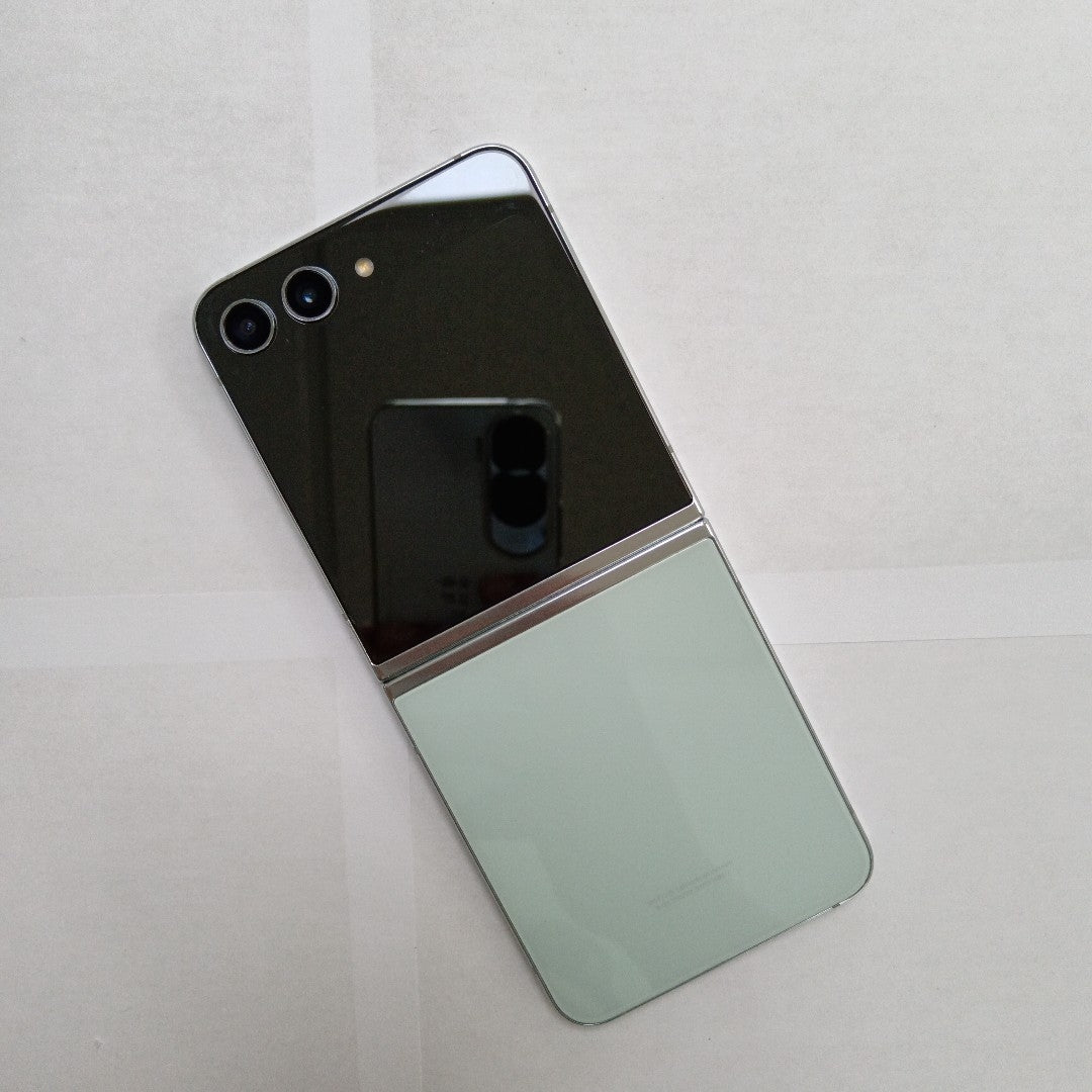 CELULAR SAMSUNG GALAXY Z FLIP 5 SM-F731B (2023) 256 GB 8 GB RAM (SEMINUEVO)